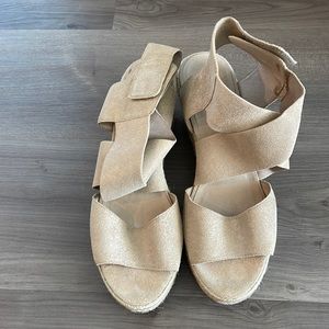 9.5 Eileen Fisher wedge shoes shimmer tan color